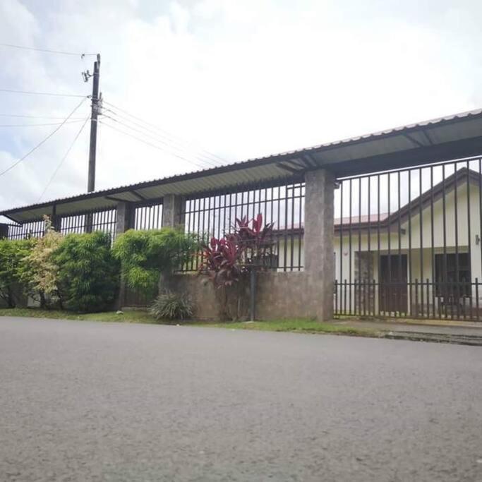 Elegant Villa In La Fortuna With Spacious Backyard Plus Very Private Pool & Parking Exterior photo