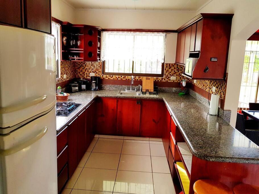 Elegant Villa In La Fortuna With Spacious Backyard Plus Very Private Pool & Parking Exterior photo