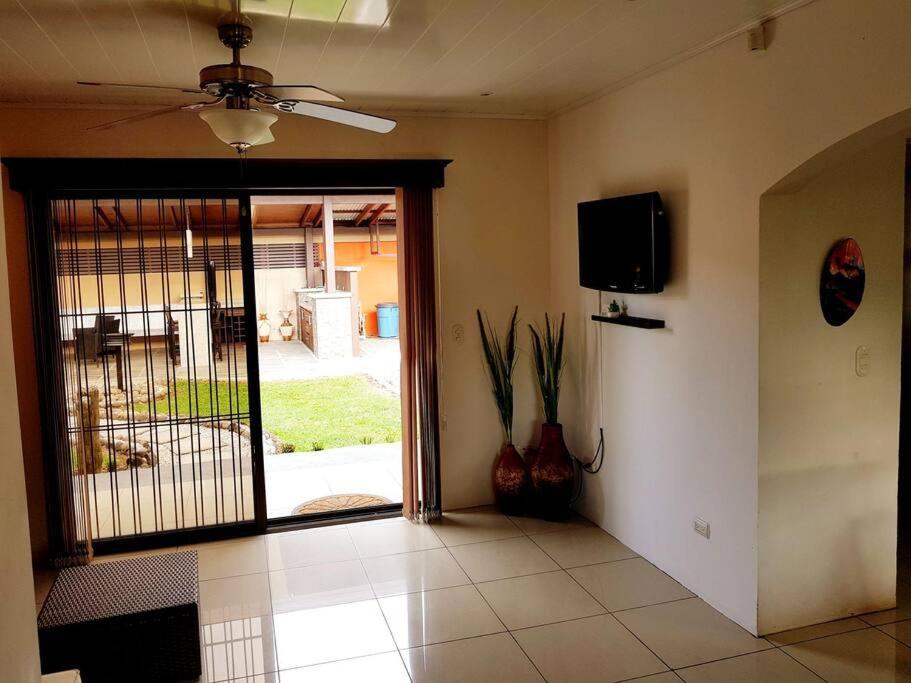 Elegant Villa In La Fortuna With Spacious Backyard Plus Very Private Pool & Parking Exterior photo